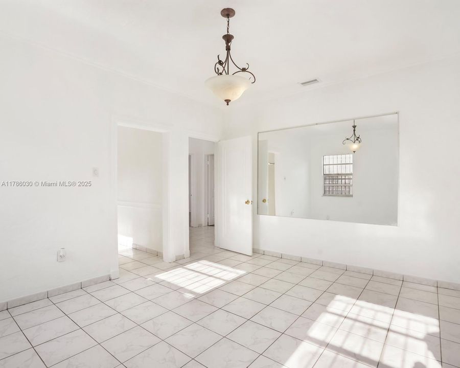 Vendido Recientemente: $799,000 (5 camas, 3 baños, 2525 Pies cuadrados)