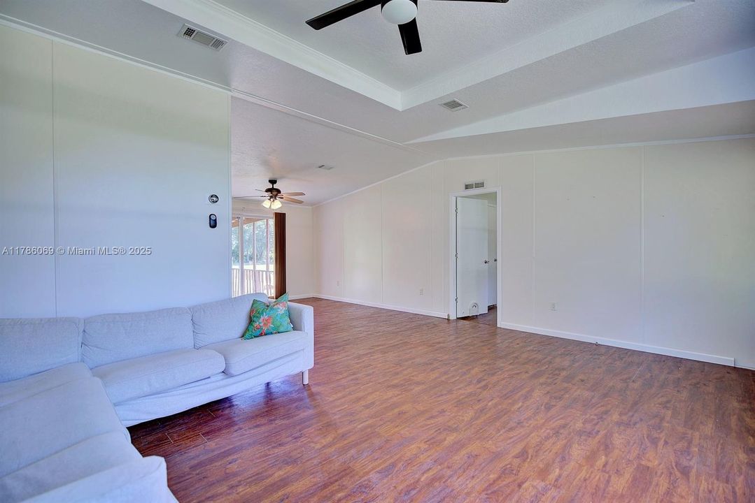 最近售出: $219,000 (3 贝兹, 2 浴室, 2178 平方英尺)