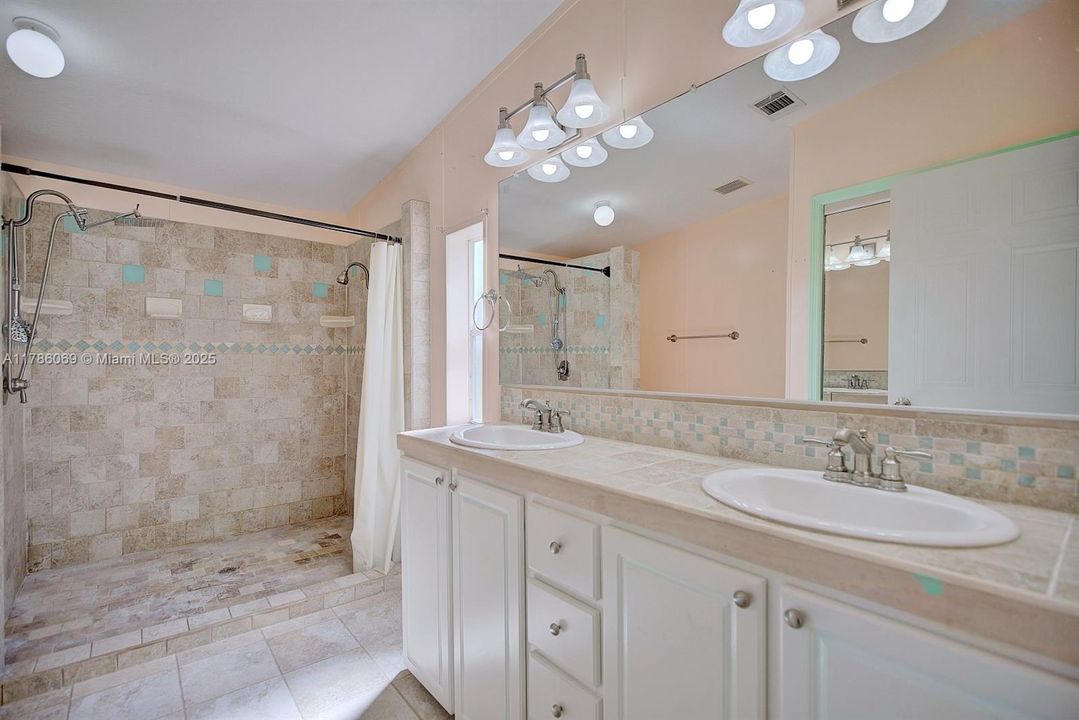 最近售出: $219,000 (3 贝兹, 2 浴室, 2178 平方英尺)