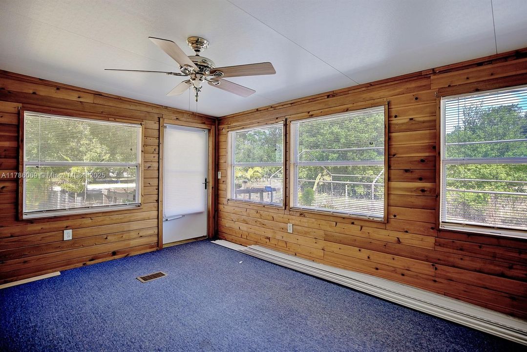 最近售出: $219,000 (3 贝兹, 2 浴室, 2178 平方英尺)