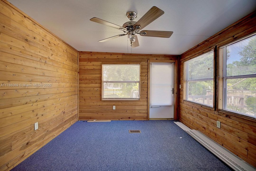 最近售出: $219,000 (3 贝兹, 2 浴室, 2178 平方英尺)