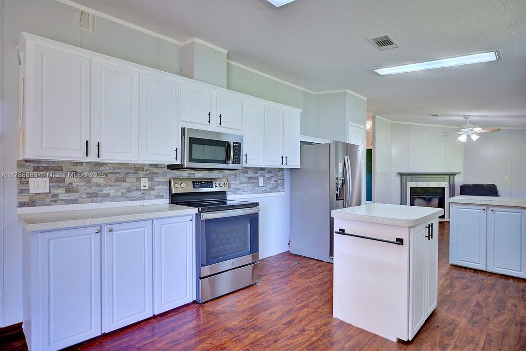 最近售出: $219,000 (3 贝兹, 2 浴室, 2178 平方英尺)