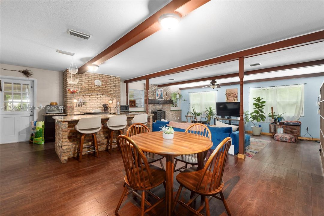 Vendido Recientemente: $515,000 (3 camas, 2 baños, 2383 Pies cuadrados)