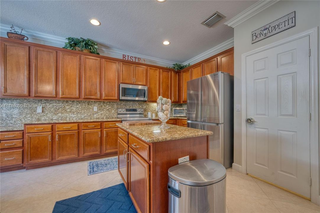 Недавно продано: $779,200 (4 спален, 3 ванн, 2831 Квадратных фут)