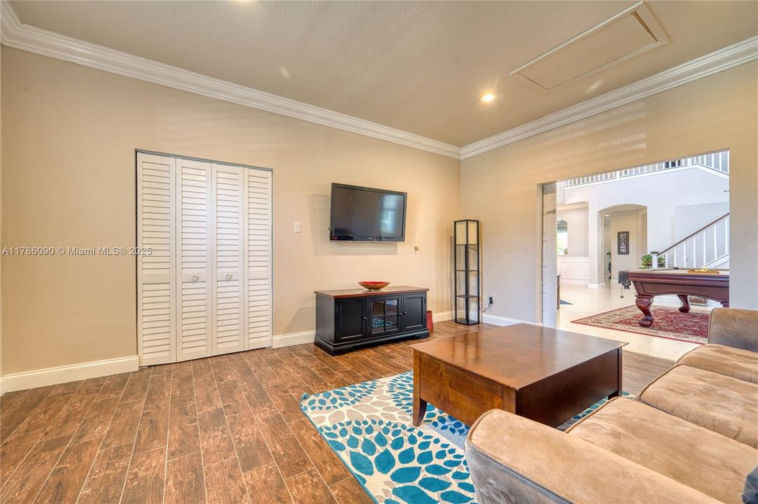 Недавно продано: $779,200 (4 спален, 3 ванн, 2831 Квадратных фут)