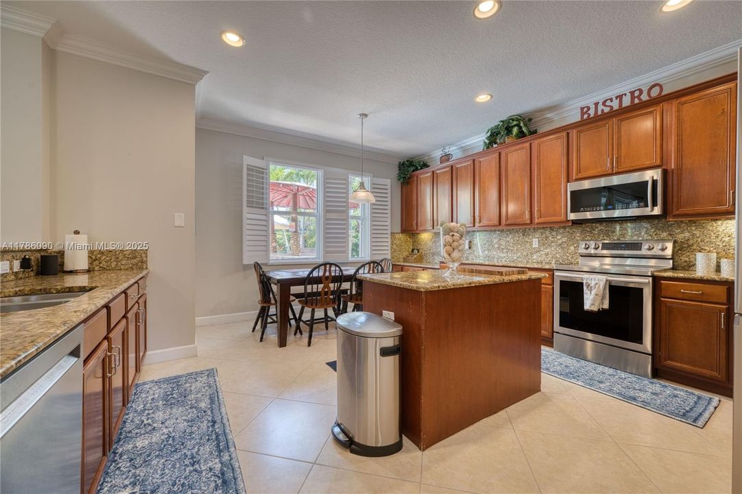 Недавно продано: $779,200 (4 спален, 3 ванн, 2831 Квадратных фут)