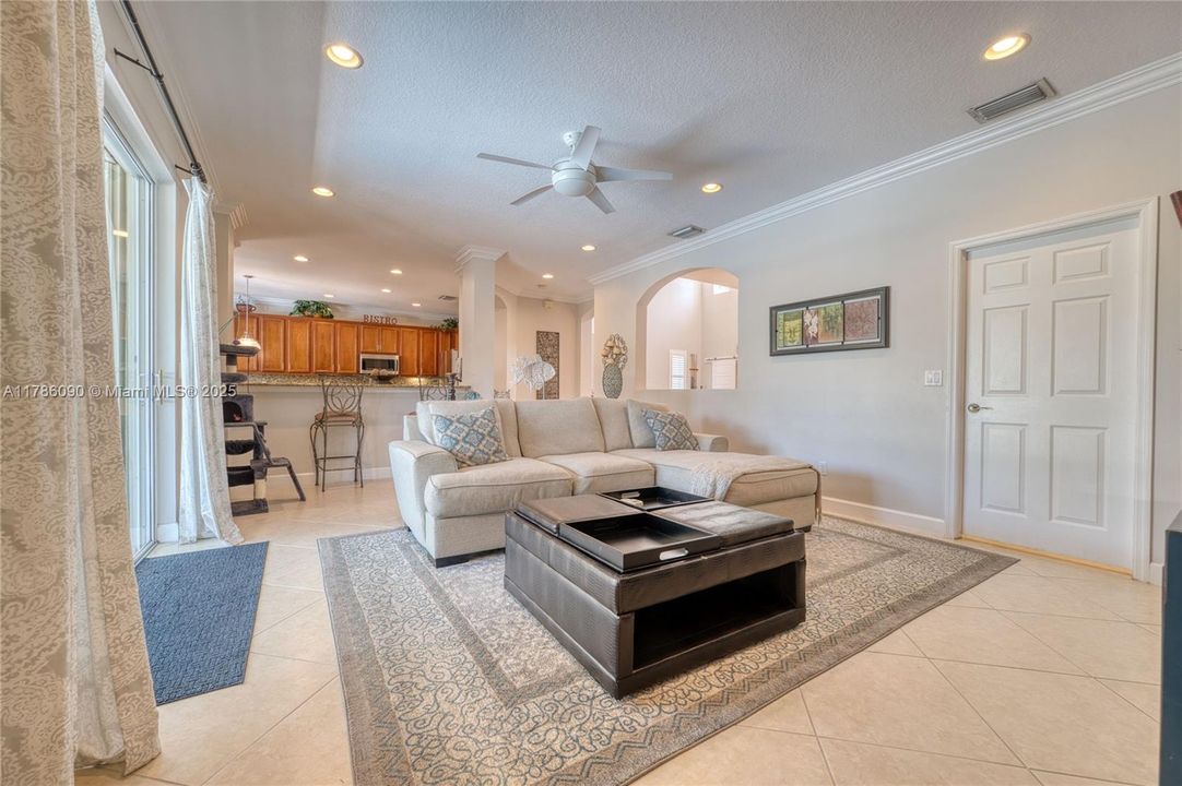 Недавно продано: $779,200 (4 спален, 3 ванн, 2831 Квадратных фут)