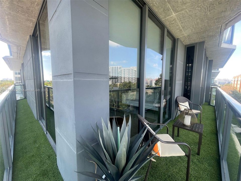 For Sale: $632,000 (2 beds, 2 baths, 938 Square Feet)