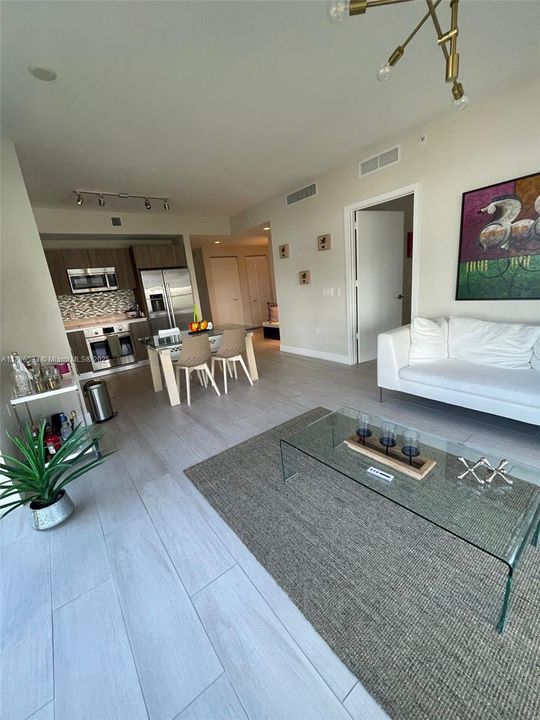 For Sale: $632,000 (2 beds, 2 baths, 938 Square Feet)