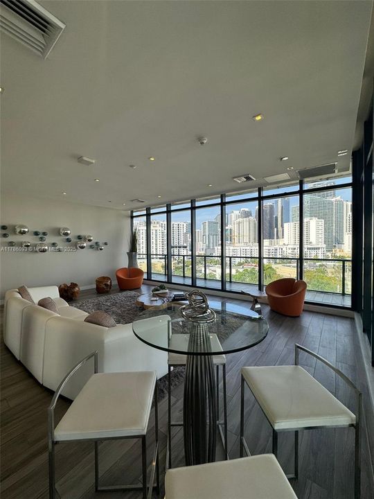 For Sale: $632,000 (2 beds, 2 baths, 938 Square Feet)