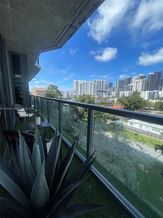 For Sale: $632,000 (2 beds, 2 baths, 938 Square Feet)