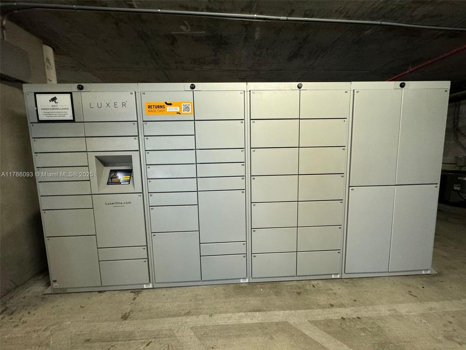 For Sale: $632,000 (2 beds, 2 baths, 938 Square Feet)