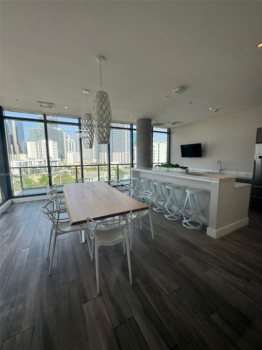 For Sale: $632,000 (2 beds, 2 baths, 938 Square Feet)