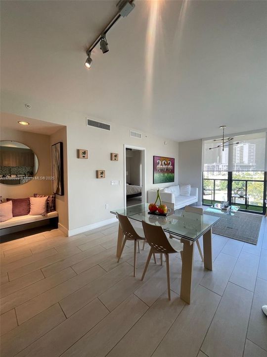 For Sale: $632,000 (2 beds, 2 baths, 938 Square Feet)