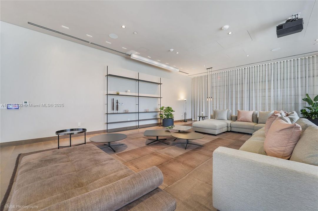 最近租的: $3,450 (1 贝兹, 1 浴室, 598 平方英尺)