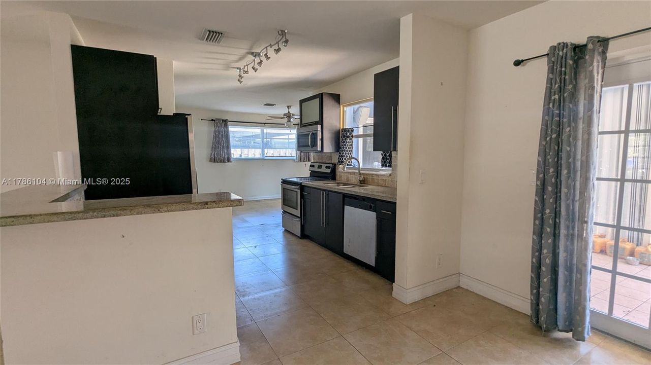 Recently Sold: $495,000 (3 beds, 2 baths, 1696 Square Feet)