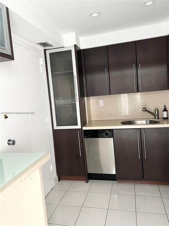 For Sale: $345,000 (1 beds, 1 baths, 840 Square Feet)