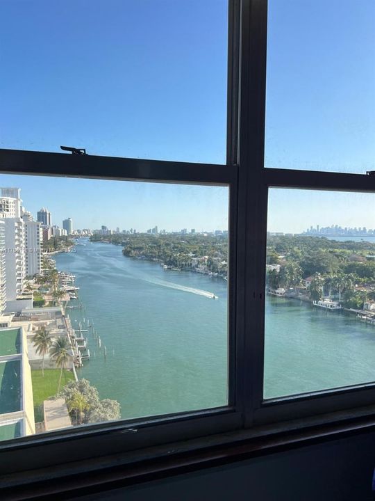 For Sale: $345,000 (1 beds, 1 baths, 840 Square Feet)