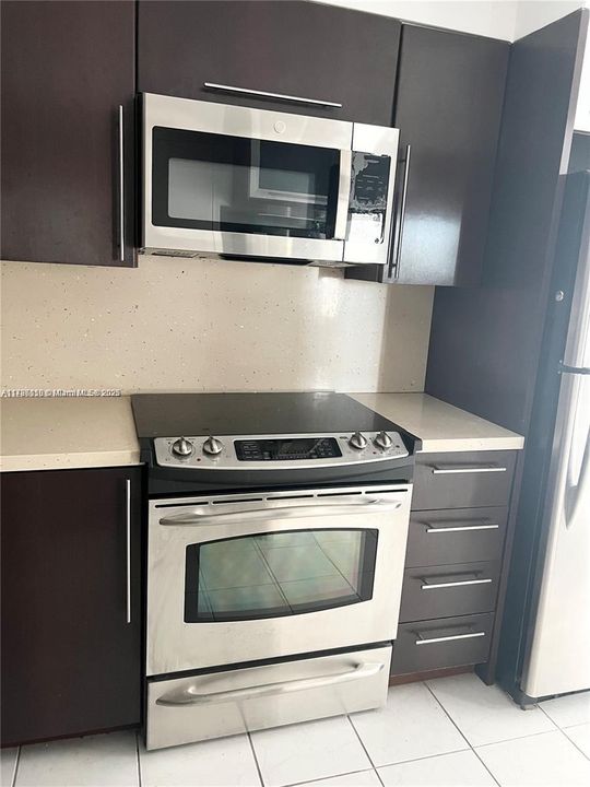 For Sale: $345,000 (1 beds, 1 baths, 840 Square Feet)