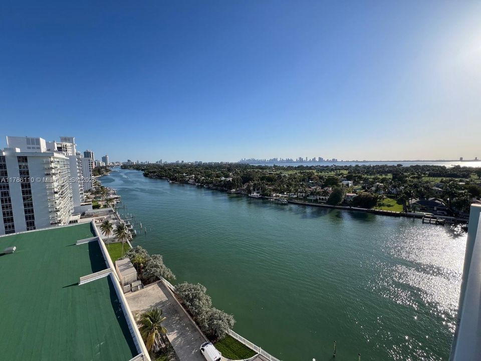 For Sale: $345,000 (1 beds, 1 baths, 840 Square Feet)