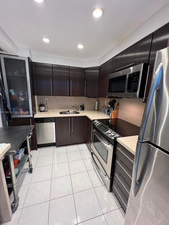 For Sale: $345,000 (1 beds, 1 baths, 840 Square Feet)