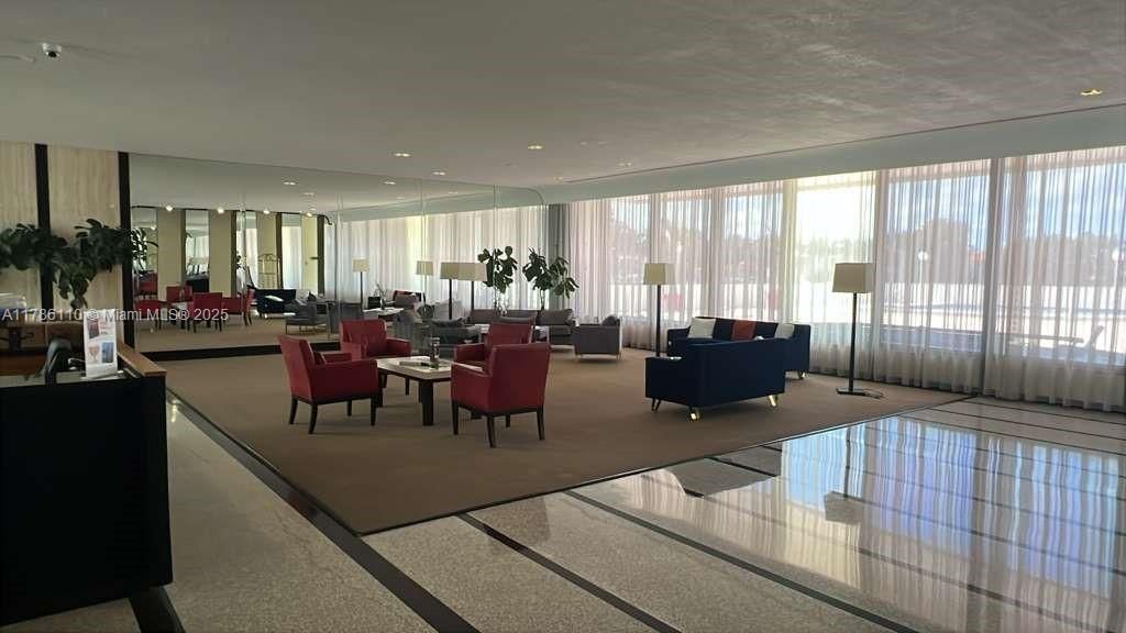 For Sale: $345,000 (1 beds, 1 baths, 840 Square Feet)