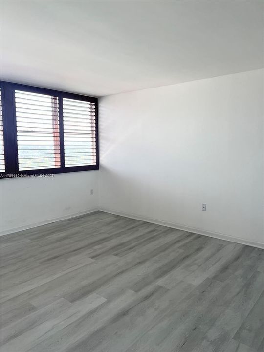 For Sale: $345,000 (1 beds, 1 baths, 840 Square Feet)