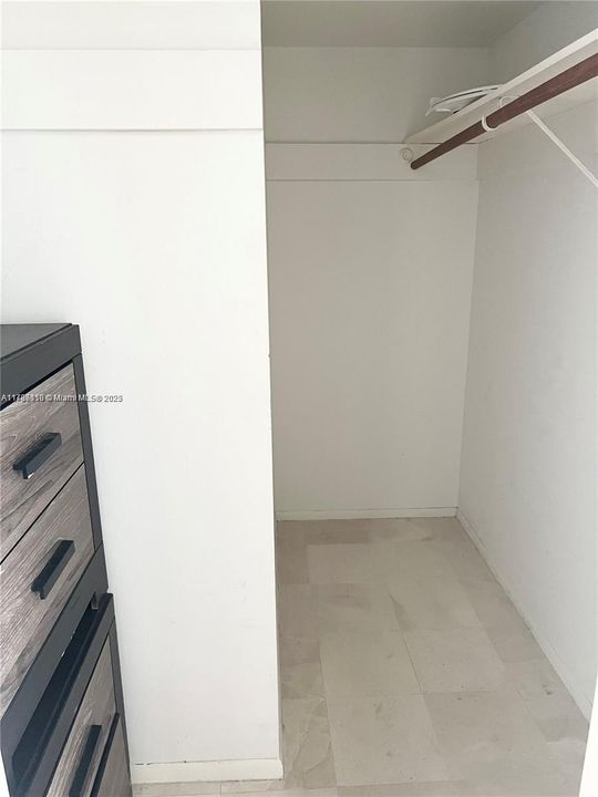 For Sale: $345,000 (1 beds, 1 baths, 840 Square Feet)