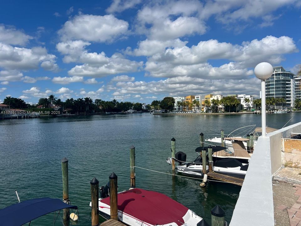 For Sale: $345,000 (1 beds, 1 baths, 840 Square Feet)