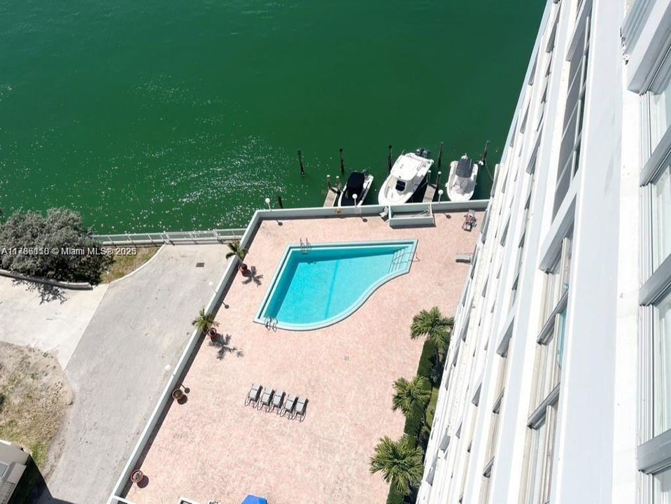 For Sale: $345,000 (1 beds, 1 baths, 840 Square Feet)