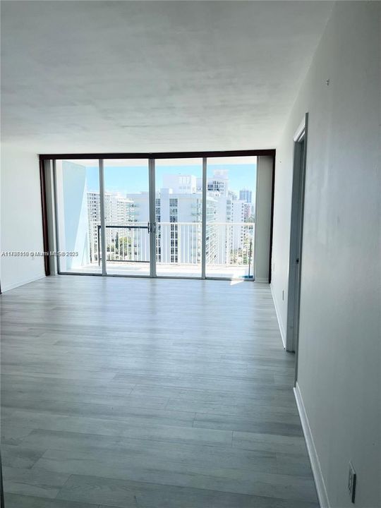 For Sale: $345,000 (1 beds, 1 baths, 840 Square Feet)