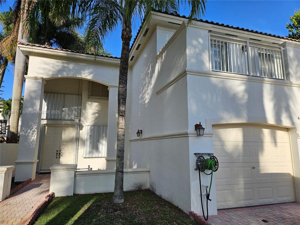 Recientemente alquilado: $4,200 (4 camas, 2 baños, 2310 Pies cuadrados)