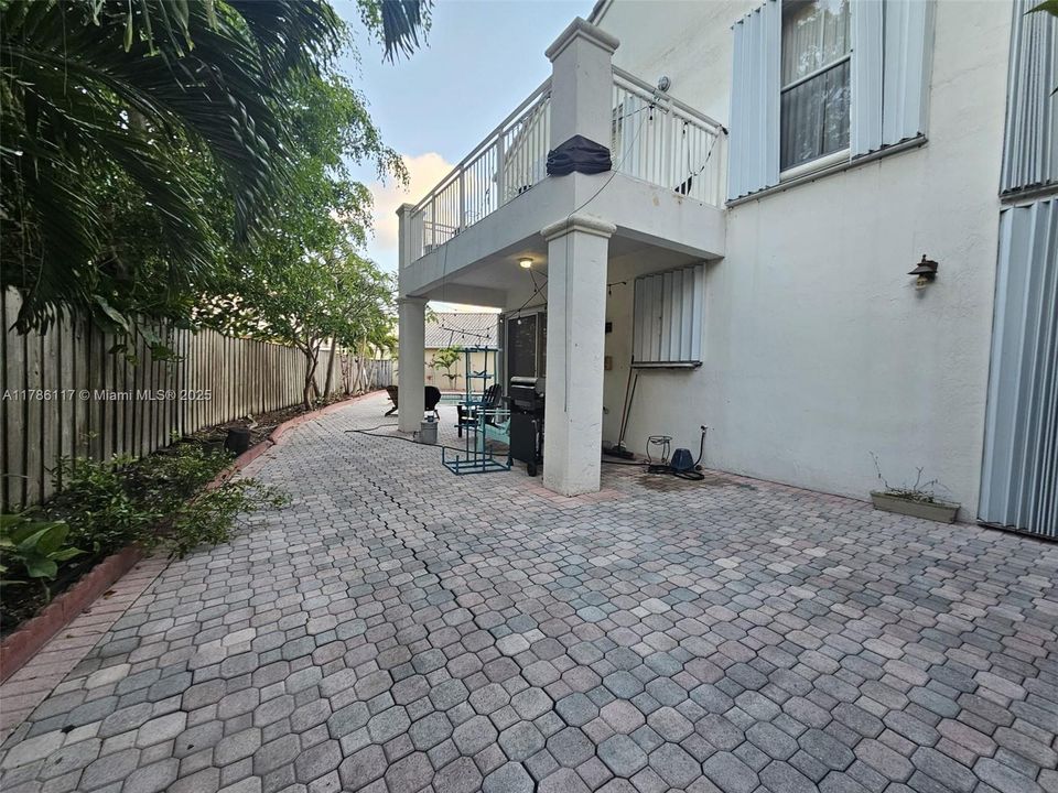 Recientemente alquilado: $4,200 (4 camas, 2 baños, 2310 Pies cuadrados)