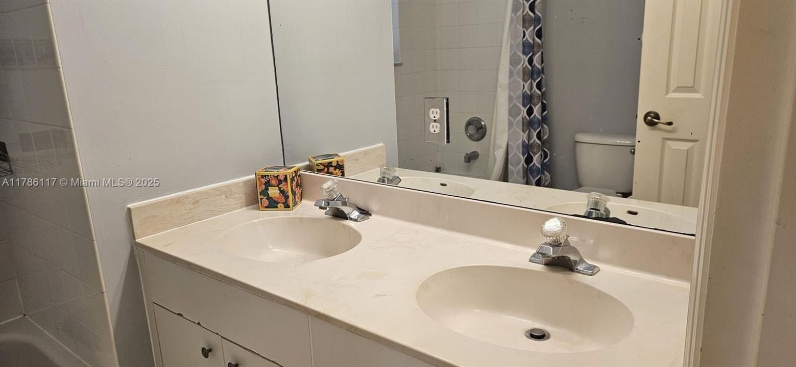 Recientemente alquilado: $4,200 (4 camas, 2 baños, 2310 Pies cuadrados)