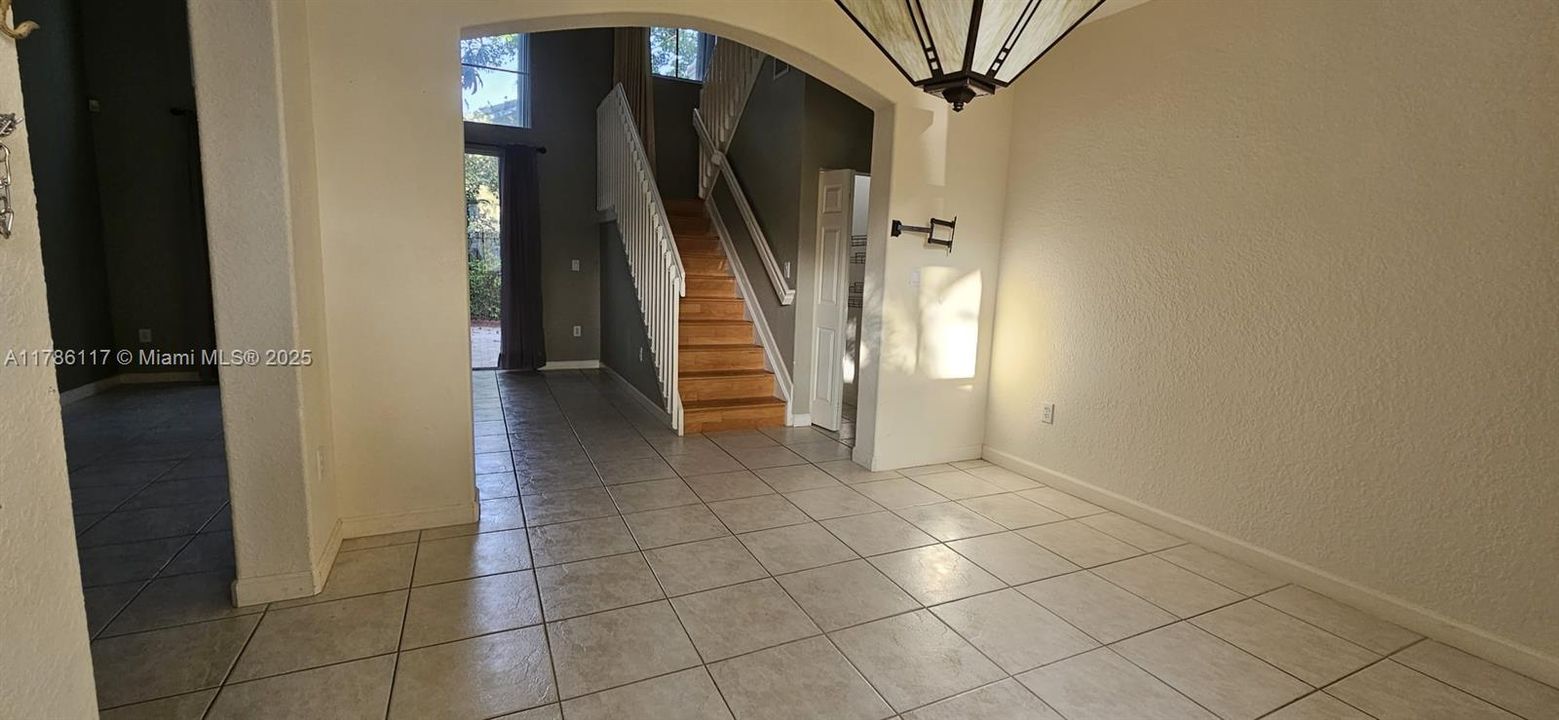 Recientemente alquilado: $4,200 (4 camas, 2 baños, 2310 Pies cuadrados)