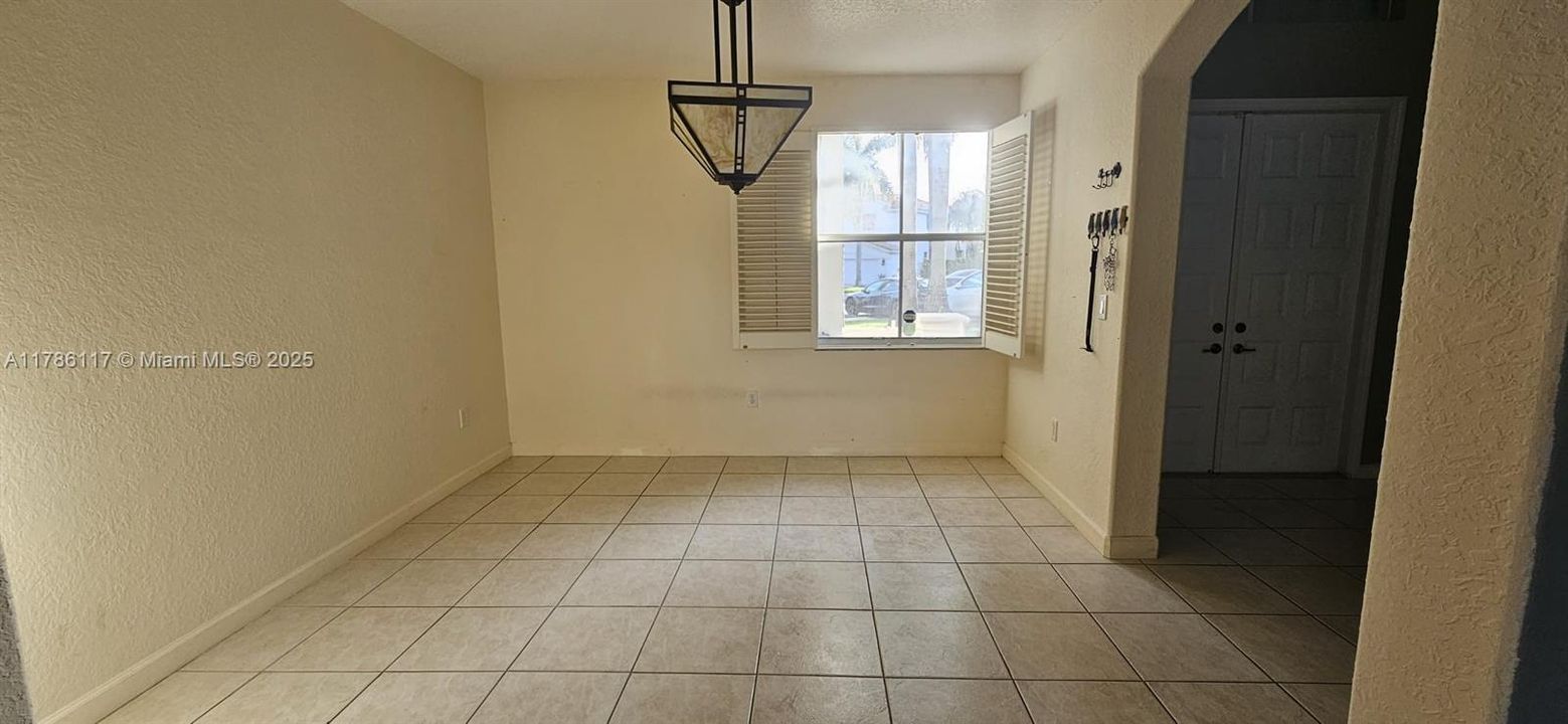 Recientemente alquilado: $4,200 (4 camas, 2 baños, 2310 Pies cuadrados)