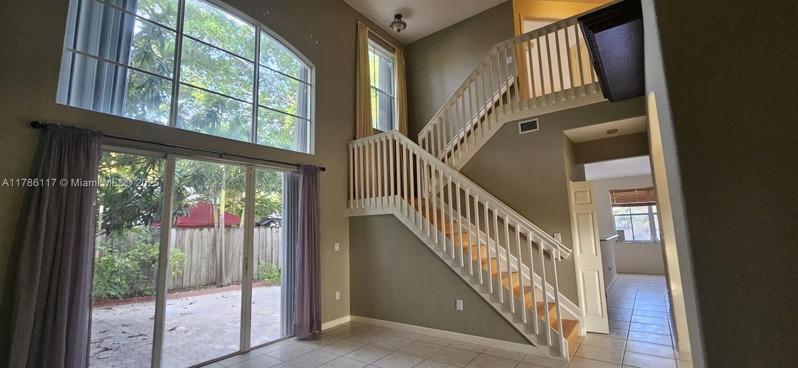 Recientemente alquilado: $4,200 (4 camas, 2 baños, 2310 Pies cuadrados)