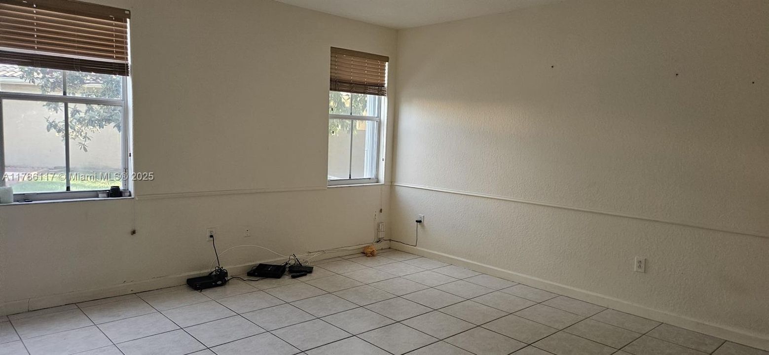 Recientemente alquilado: $4,200 (4 camas, 2 baños, 2310 Pies cuadrados)