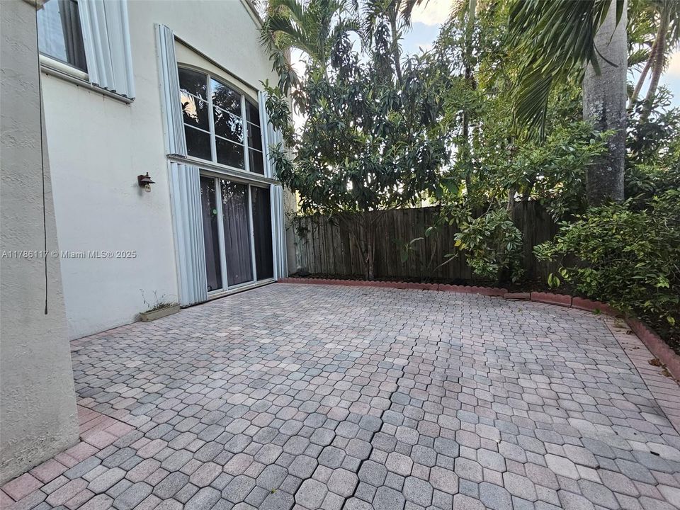 Recientemente alquilado: $4,200 (4 camas, 2 baños, 2310 Pies cuadrados)