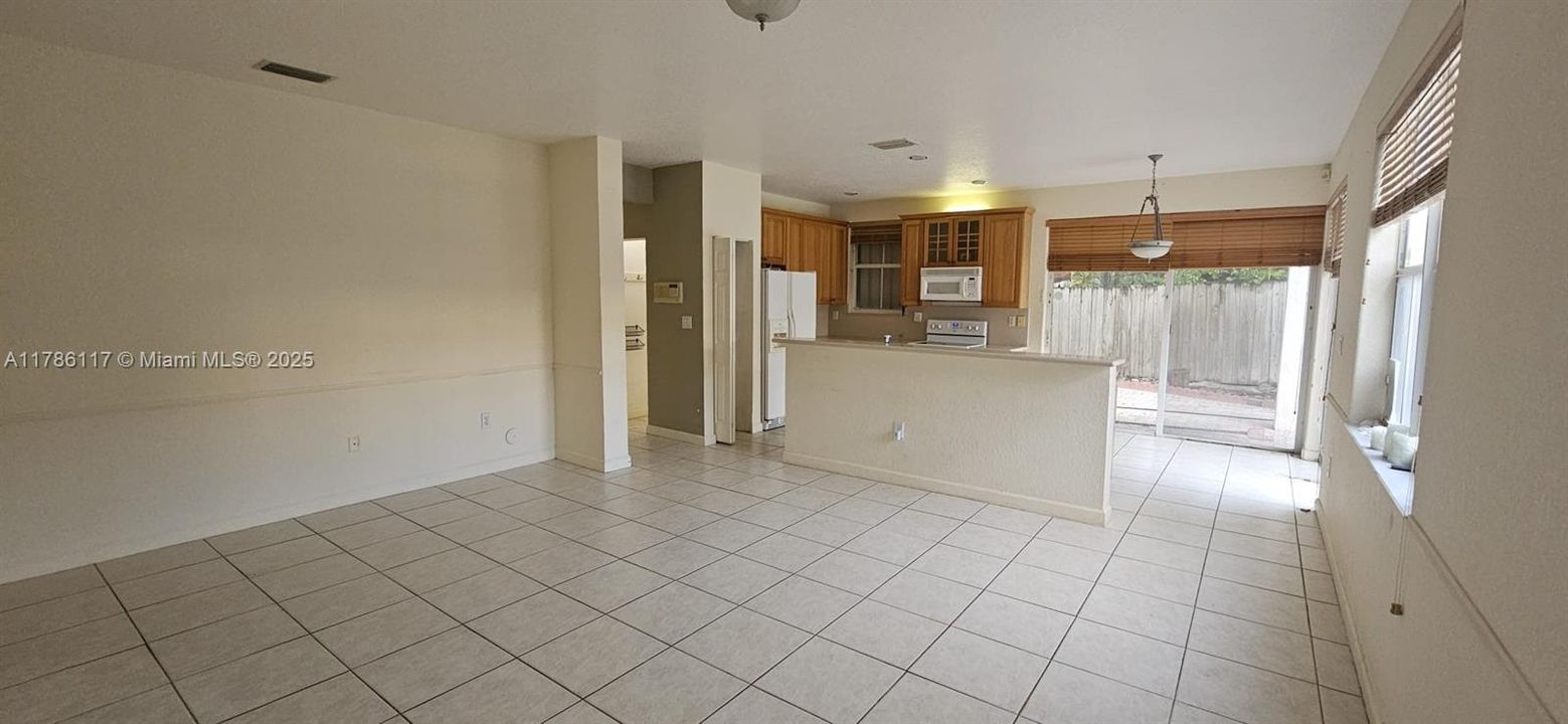 Recientemente alquilado: $4,200 (4 camas, 2 baños, 2310 Pies cuadrados)