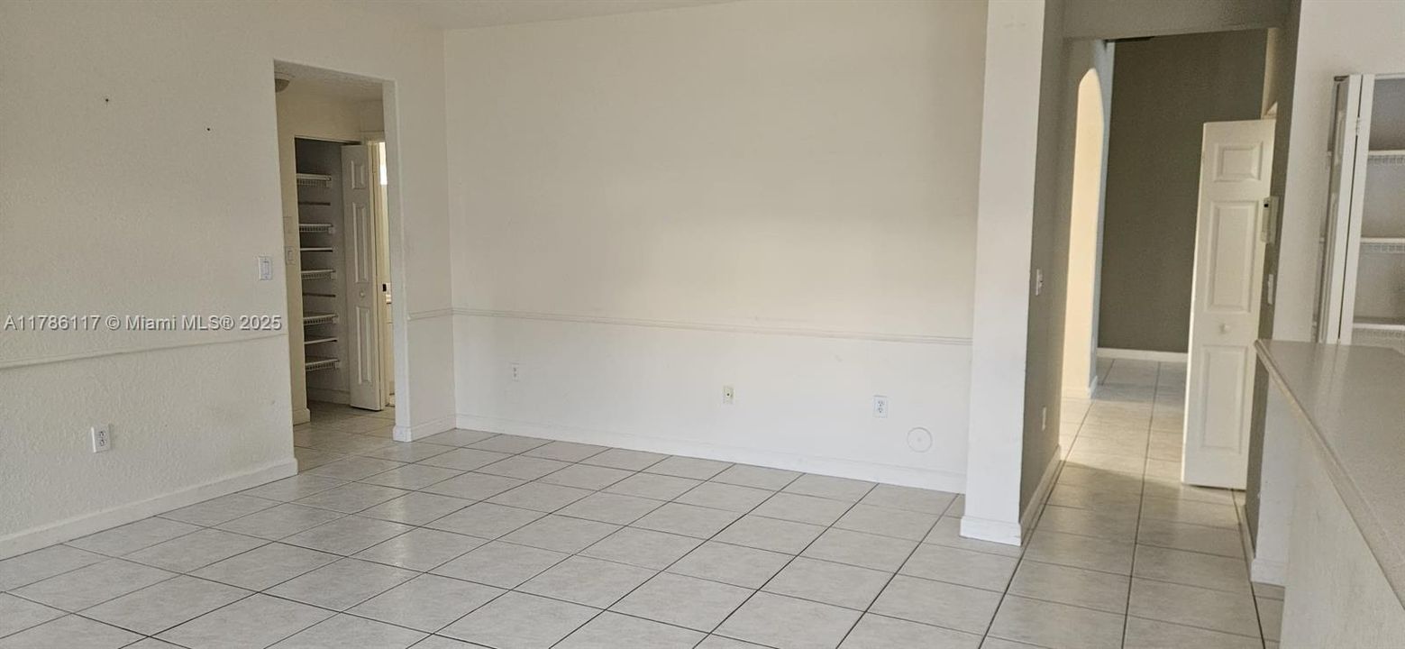 Recientemente alquilado: $4,200 (4 camas, 2 baños, 2310 Pies cuadrados)