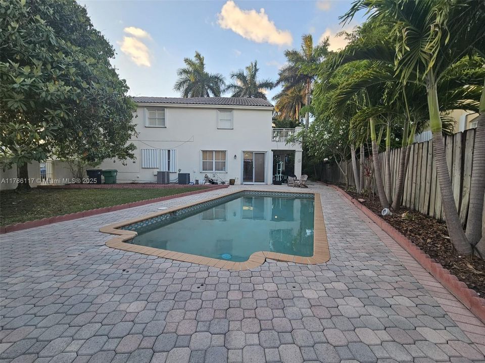 Recientemente alquilado: $4,200 (4 camas, 2 baños, 2310 Pies cuadrados)