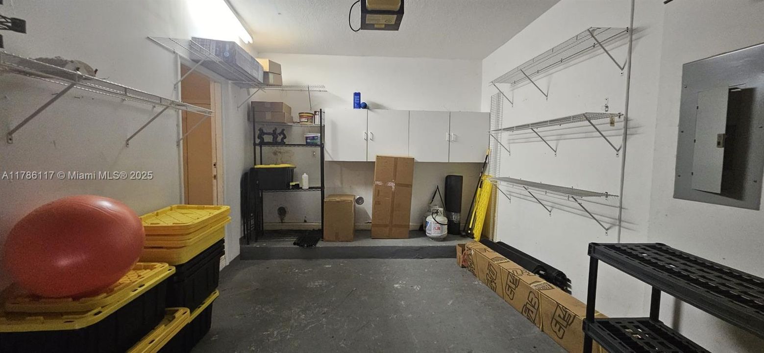 Recientemente alquilado: $4,200 (4 camas, 2 baños, 2310 Pies cuadrados)