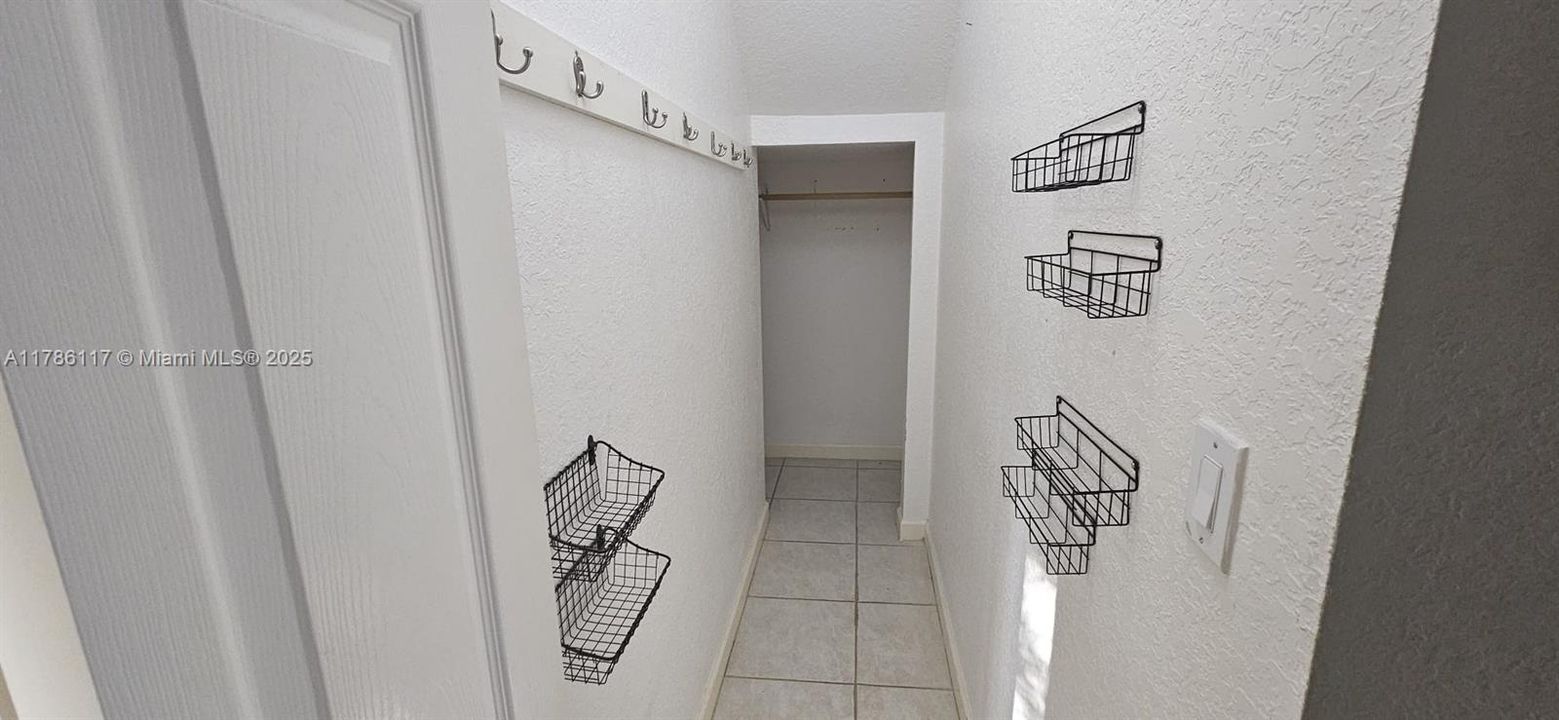 Recientemente alquilado: $4,200 (4 camas, 2 baños, 2310 Pies cuadrados)