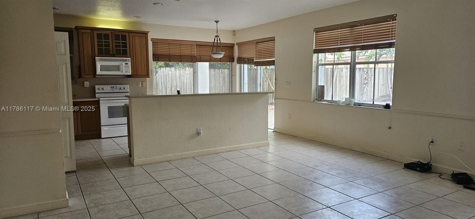 Recientemente alquilado: $4,200 (4 camas, 2 baños, 2310 Pies cuadrados)