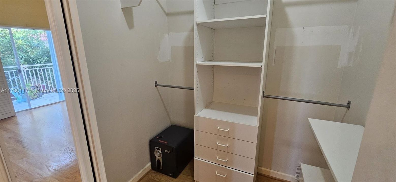 Recientemente alquilado: $4,200 (4 camas, 2 baños, 2310 Pies cuadrados)