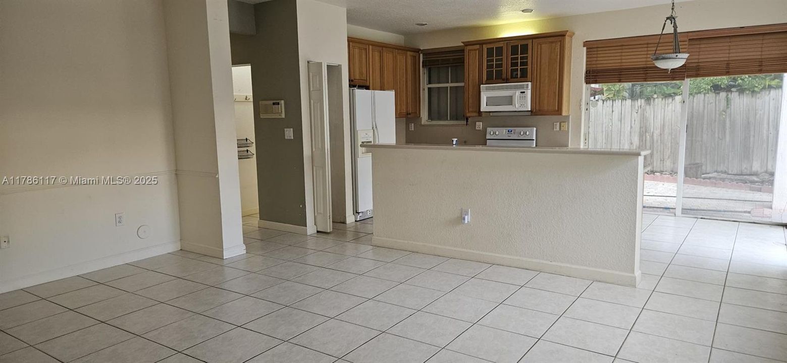 Recientemente alquilado: $4,200 (4 camas, 2 baños, 2310 Pies cuadrados)