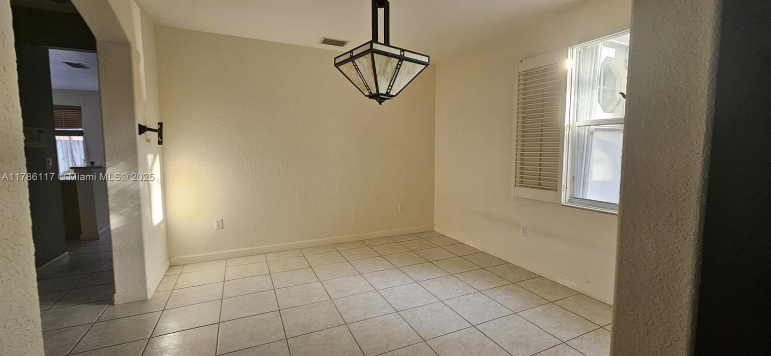 Recientemente alquilado: $4,200 (4 camas, 2 baños, 2310 Pies cuadrados)