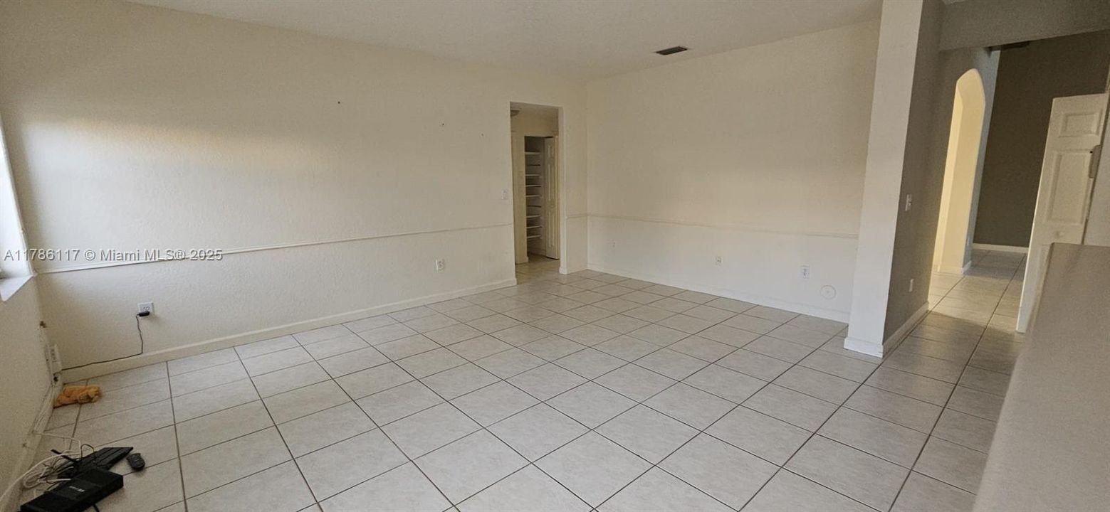 Recientemente alquilado: $4,200 (4 camas, 2 baños, 2310 Pies cuadrados)