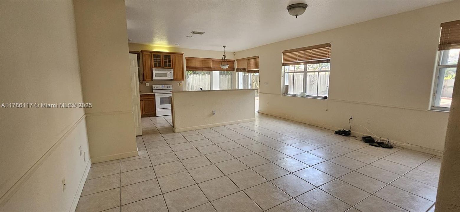 Recientemente alquilado: $4,200 (4 camas, 2 baños, 2310 Pies cuadrados)